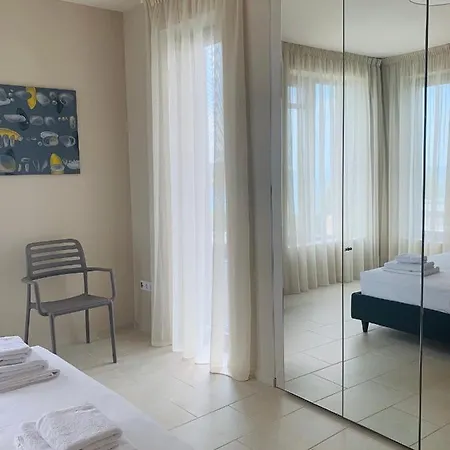 Acera Vila Lozenec